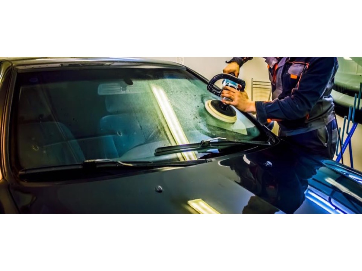 Scratches on the windshield: causes and effective methods of elimination