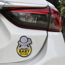 Ребенок в машине счастливого питья молоко младенец.