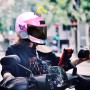Мотоциклетный шлем с закусками мотоцикл.